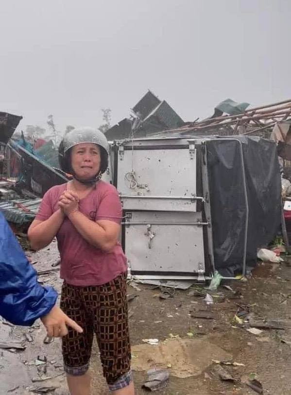  
Người phụ nữ khóc nghẹn khi thấy nhà bị bão phá hủy. (Ảnh: Beatvn)