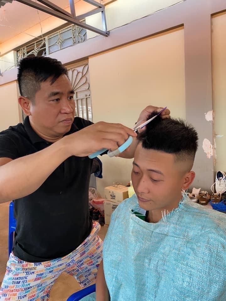  
Trước đây, Quang Linh đã từng làm khách mời ở tiệm cắt tóc bất đắc dĩ của anh Tiến. (Ảnh: FB Tiến Nguyễn)