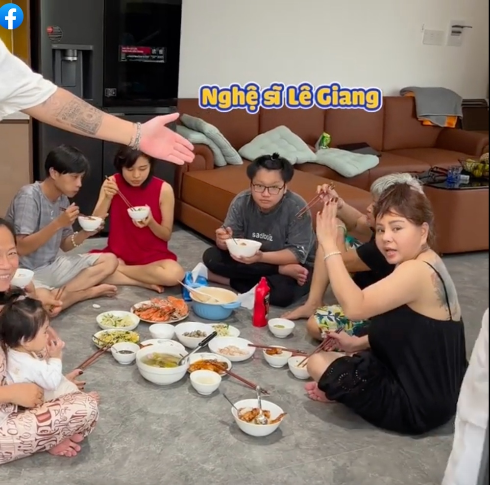  
Lê Giang quây quần bên các con trong biệt thự 10 tỷ. (Ảnh: FB Nghệ sĩ Duy Phước) - Tin sao Viet - Tin tuc sao Viet - Scandal sao Viet - Tin tuc cua Sao - Tin cua Sao