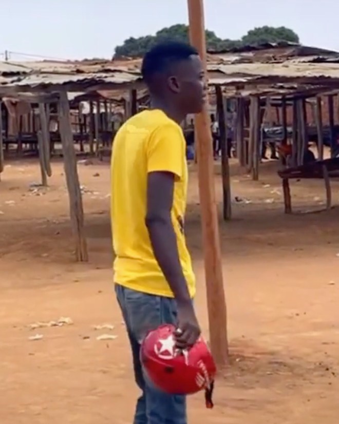  
Anh chàng tiếc nuối chiếc sạp mới dựng. (Ảnh: TikTok Angola Cuộc Sống Ở Châu Phi)
