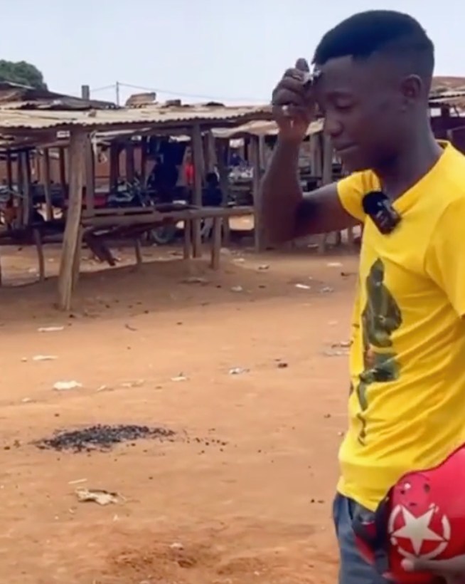  
Anh chàng bất lực khi chiếc sạp mới của mình bị phá mất. (Ảnh: TikTok Angola Cuộc Sống Ở Châu Phi)