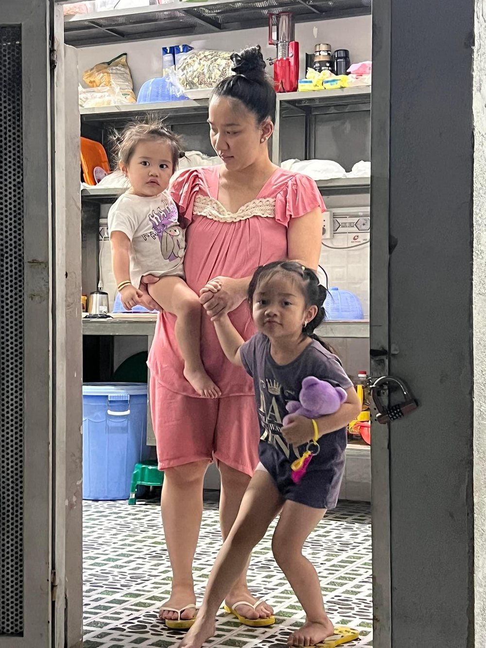  
Sinh 3 con nhưng Quỳnh Quỳnh không thoát kiếp "đẻ thuê" vì 3 con đều giống bố. - Tin sao Viet - Tin tuc sao Viet - Scandal sao Viet - Tin tuc cua Sao - Tin cua Sao