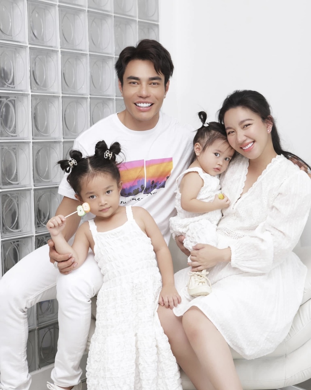  
Gia đình hạnh phúc của nam diễn viên. - Tin sao Viet - Tin tuc sao Viet - Scandal sao Viet - Tin tuc cua Sao - Tin cua Sao