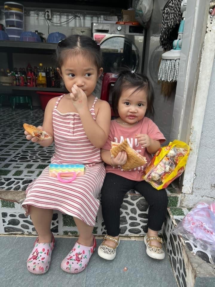  
Hai bé đáng yêu khi thừa hưởng nhiều nét giống bố từ đường nét gương mặt đến tính cách. - Tin sao Viet - Tin tuc sao Viet - Scandal sao Viet - Tin tuc cua Sao - Tin cua Sao