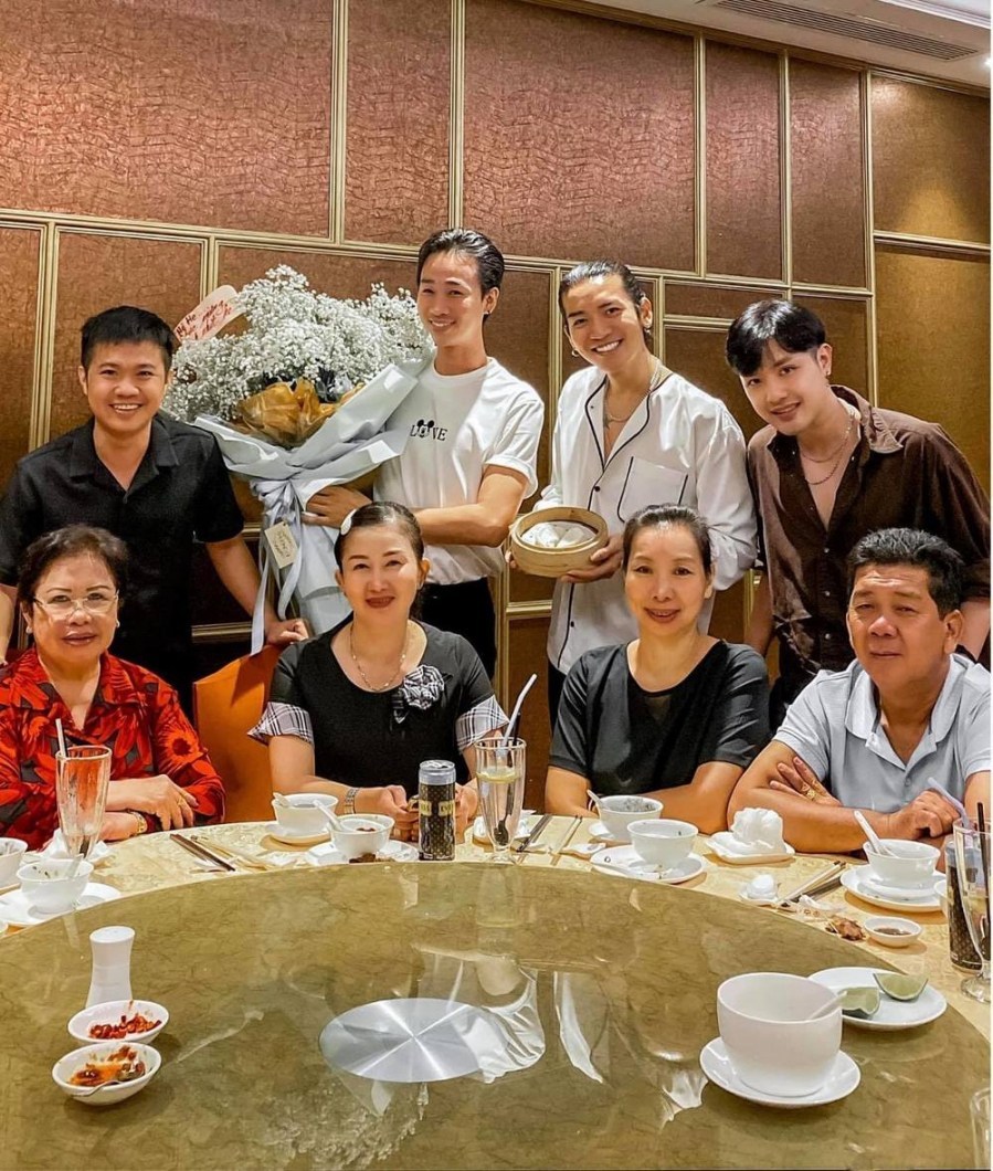 ​ 
BB Trần - Quang Lâm thân thiết với gia đình của nhau. (Ảnh: Facebook Trần Bảo Bảo)