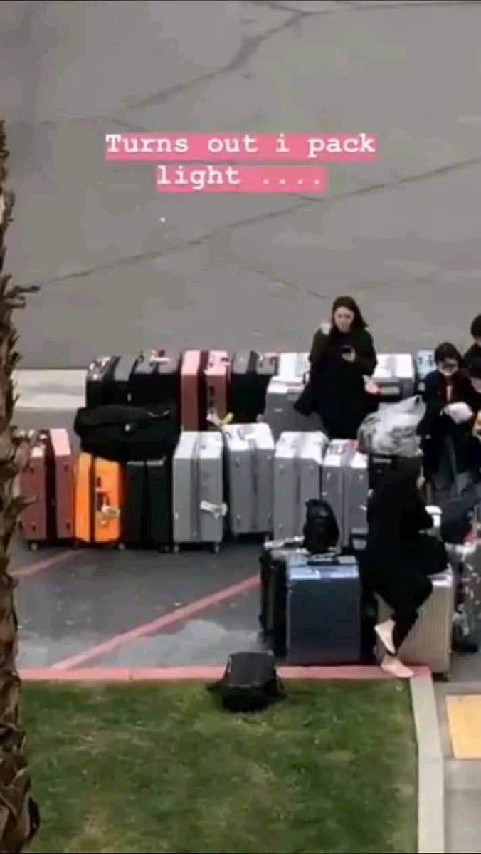  
Các nhân viên di chuyển hành lý của BLACKPINK vào sân bay. (Ảnh: Pinterest)