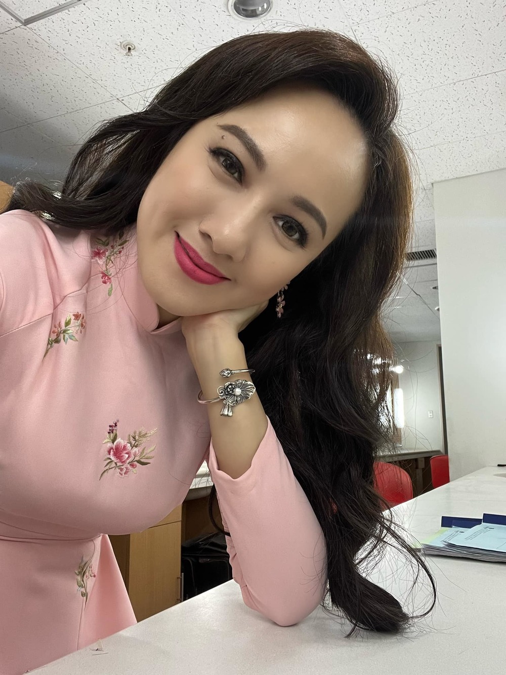     Dù đã qua tuổi 42 nhưng cô vẫn giữ được mái tóc vô cùng bồng bềnh và đen nhánh. (Ảnh: FB Nguyen Hoai Anh)