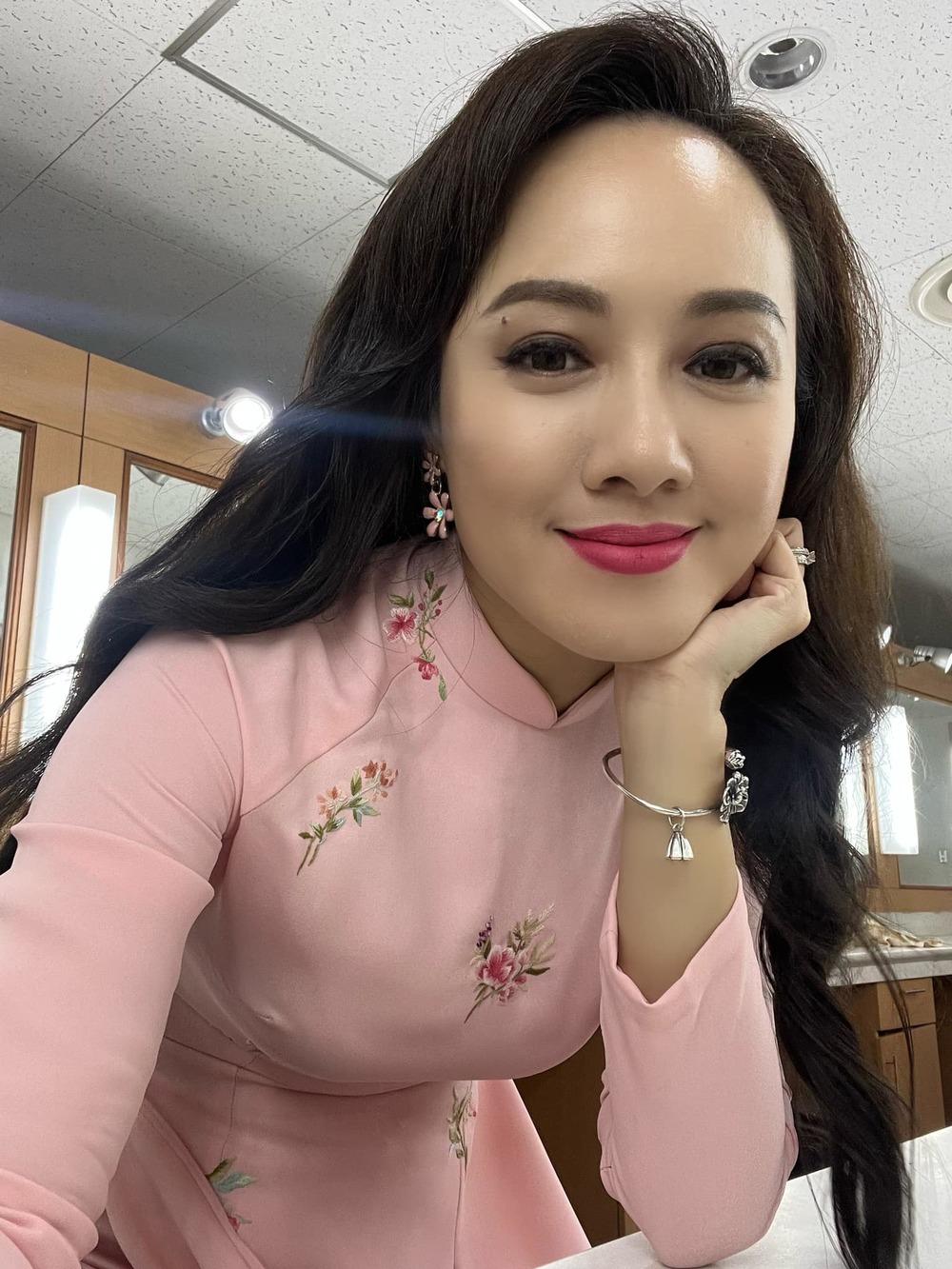    Công chúng chú ý đến mái tóc của nữ BTV Hoài Anh. (Ảnh: FB Nguyen Hoai Anh)
