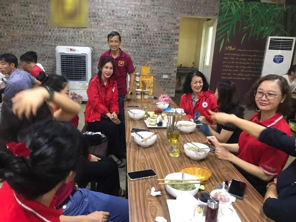  Nữ ca sĩ cùng Hội Chữ thập đỏ Việt Nam đã có mặt tại Nghệ An từ sáng sớm. (Ảnh: FB V.T) - Tin sao Viet - Tin tuc sao Viet - Scandal sao Viet - Tin tuc cua Sao - Tin cua Sao