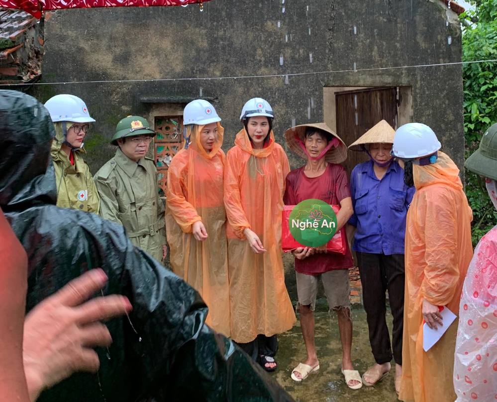  Thủy Tiên cùng Hội Chữ thập đỏ Việt Nam đã đến Nghệ An để giúp đỡ bà con khó khăn. (Ảnh: FB Nghệ An) - Tin sao Viet - Tin tuc sao Viet - Scandal sao Viet - Tin tuc cua Sao - Tin cua Sao