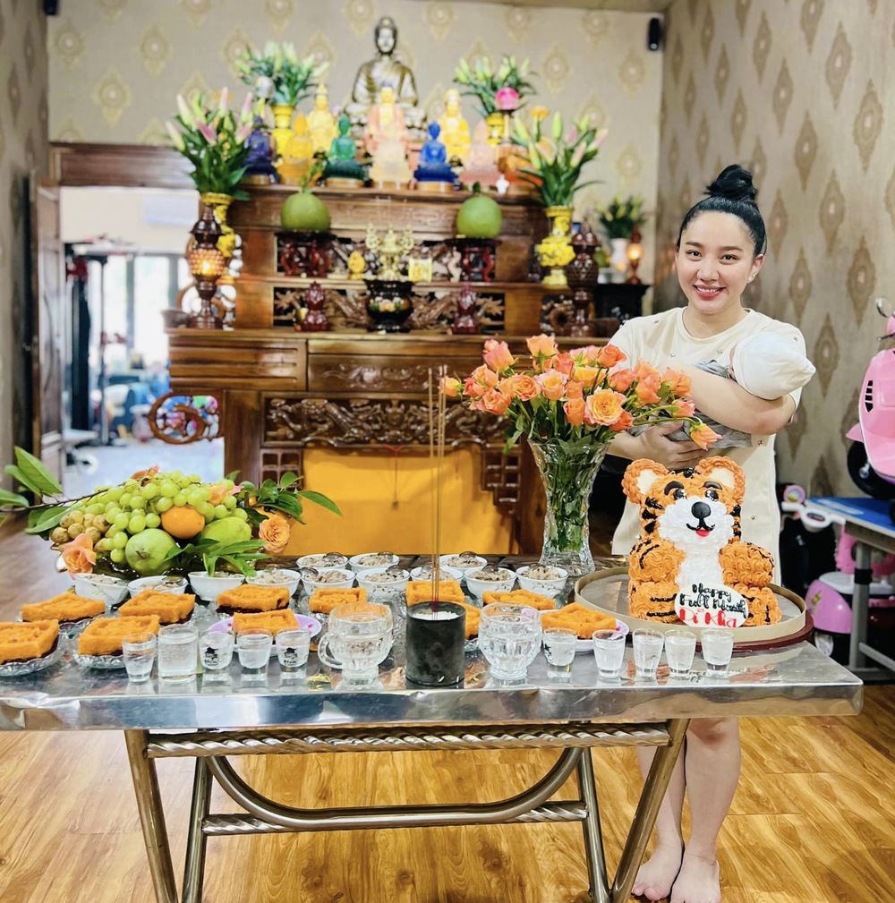  
Trước đấy, quý tử nhà Lê Dương Bảo Lâm không lộ mặt xuất hiện cùng mẹ. (Ảnh: FB Quỳnh Quỳnh) - Tin sao Viet - Tin tuc sao Viet - Scandal sao Viet - Tin tuc cua Sao - Tin cua Sao