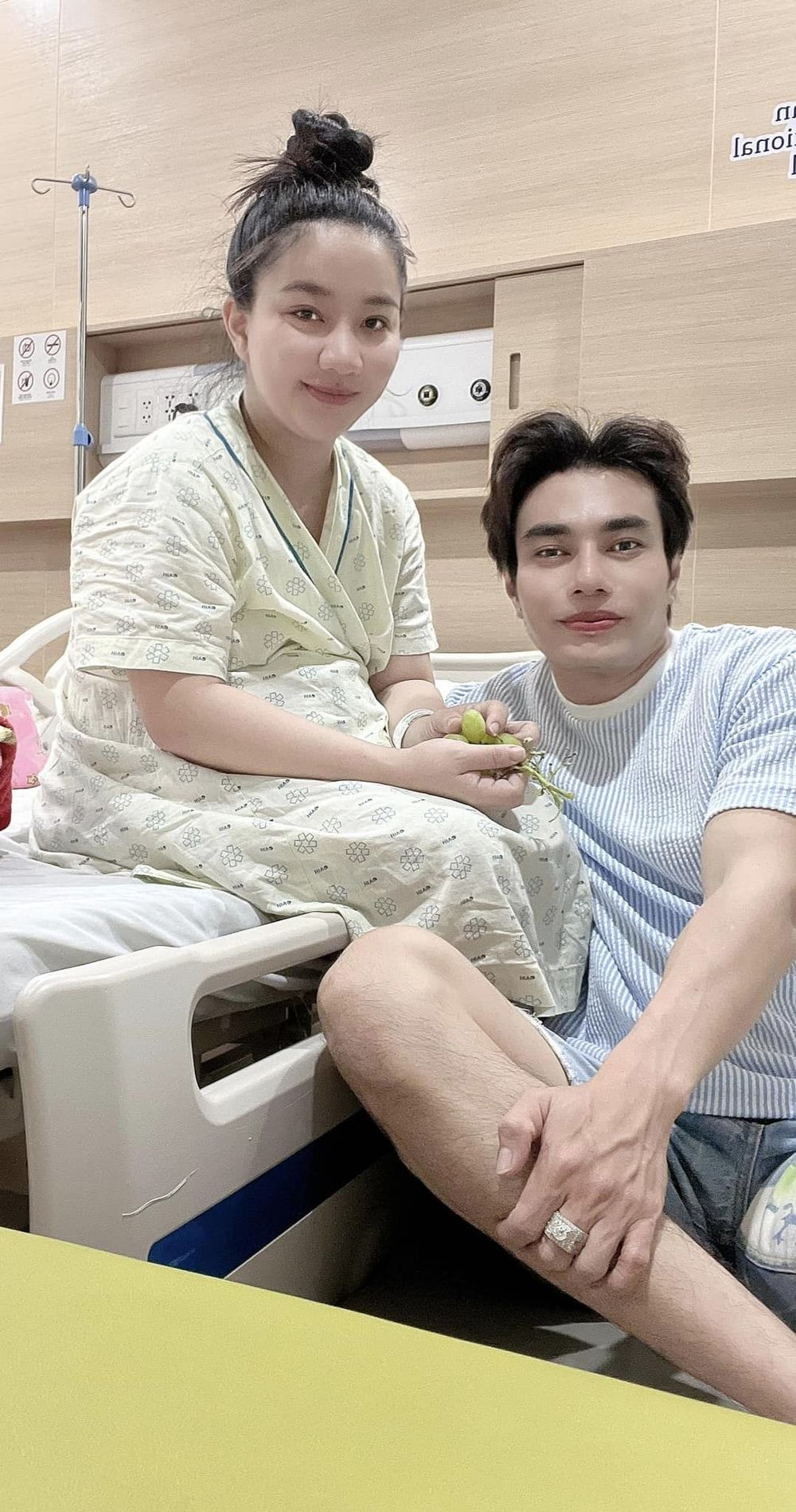  
Trong suốt thời gian lâm bồn, nam diễn viên luôn quan tâm chăm sóc vợ. (Ảnh: FB Lê Dương Bảo Lâm) - Tin sao Viet - Tin tuc sao Viet - Scandal sao Viet - Tin tuc cua Sao - Tin cua Sao