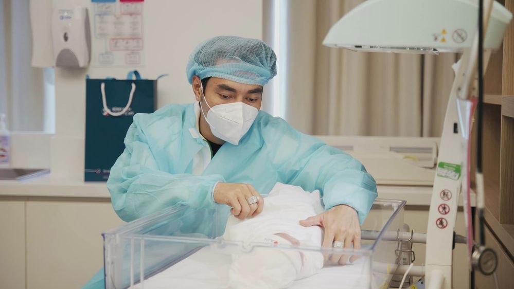  
Hai vợ chồng hạnh phúc vì có thêm con trai thứ ba. (Ảnh: FB Lê Dương Bảo Lâm) - Tin sao Viet - Tin tuc sao Viet - Scandal sao Viet - Tin tuc cua Sao - Tin cua Sao