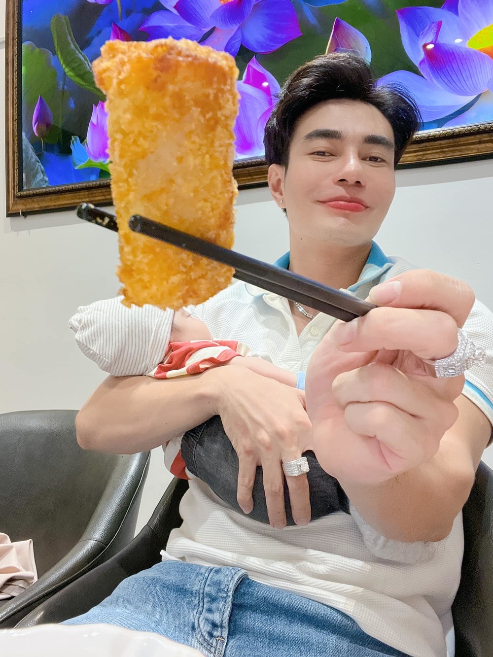  
Nam diễn viên hài vừa ăn vừa bế con. (Ảnh: FB Lê Dương Bảo Lâm) - Tin sao Viet - Tin tuc sao Viet - Scandal sao Viet - Tin tuc cua Sao - Tin cua Sao