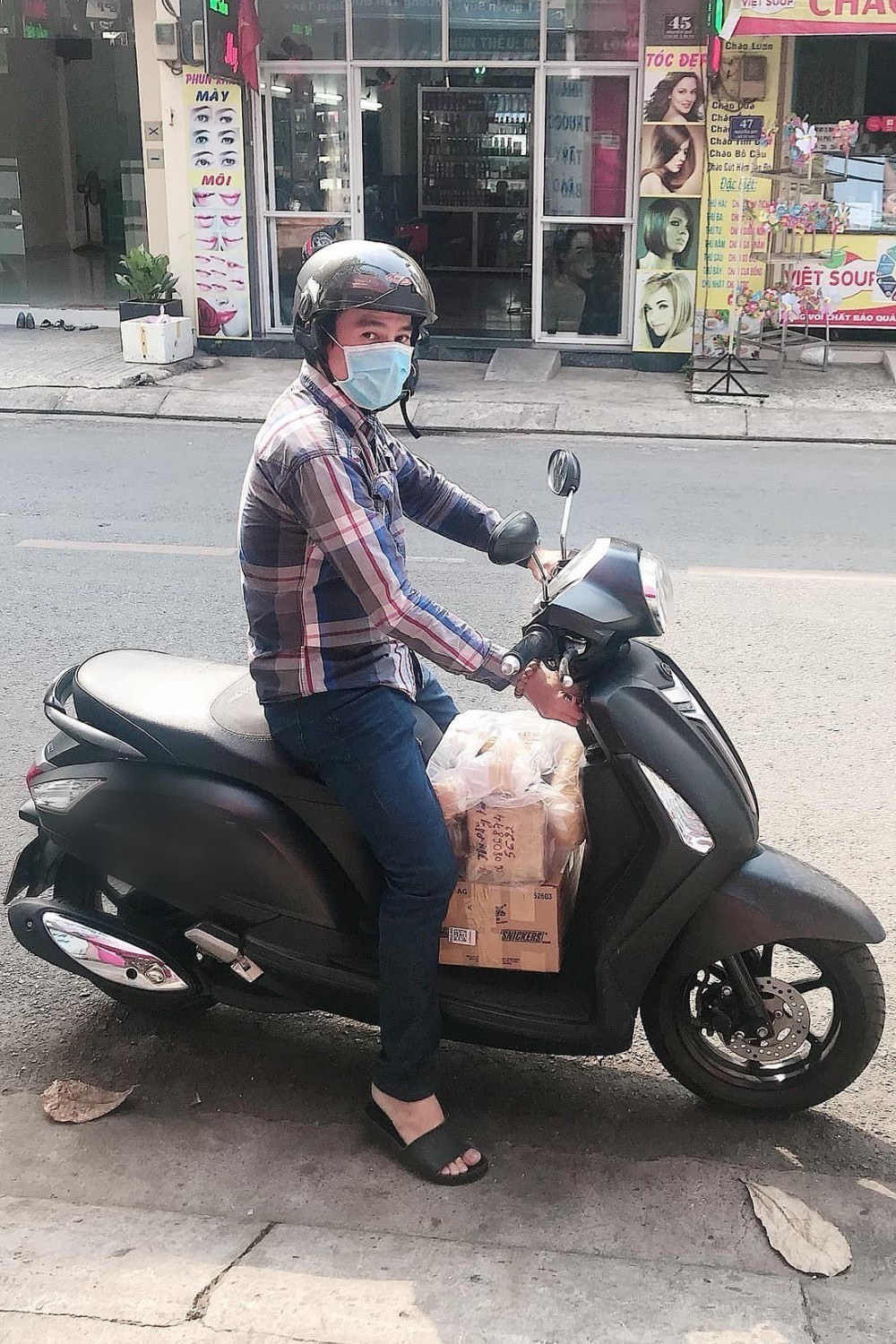  
Anh phụ giúp bà xã giao hàng. - Tin sao Viet - Tin tuc sao Viet - Scandal sao Viet - Tin tuc cua Sao - Tin cua Sao