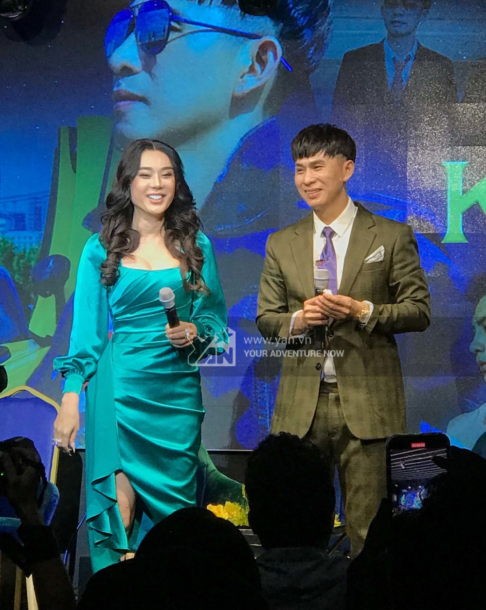  
Lâm Khánh Chi đến chúc mừng Châu Gia Kiệt. (Ảnh: Team YAN) - Tin sao Viet - Tin tuc sao Viet - Scandal sao Viet - Tin tuc cua Sao - Tin cua Sao