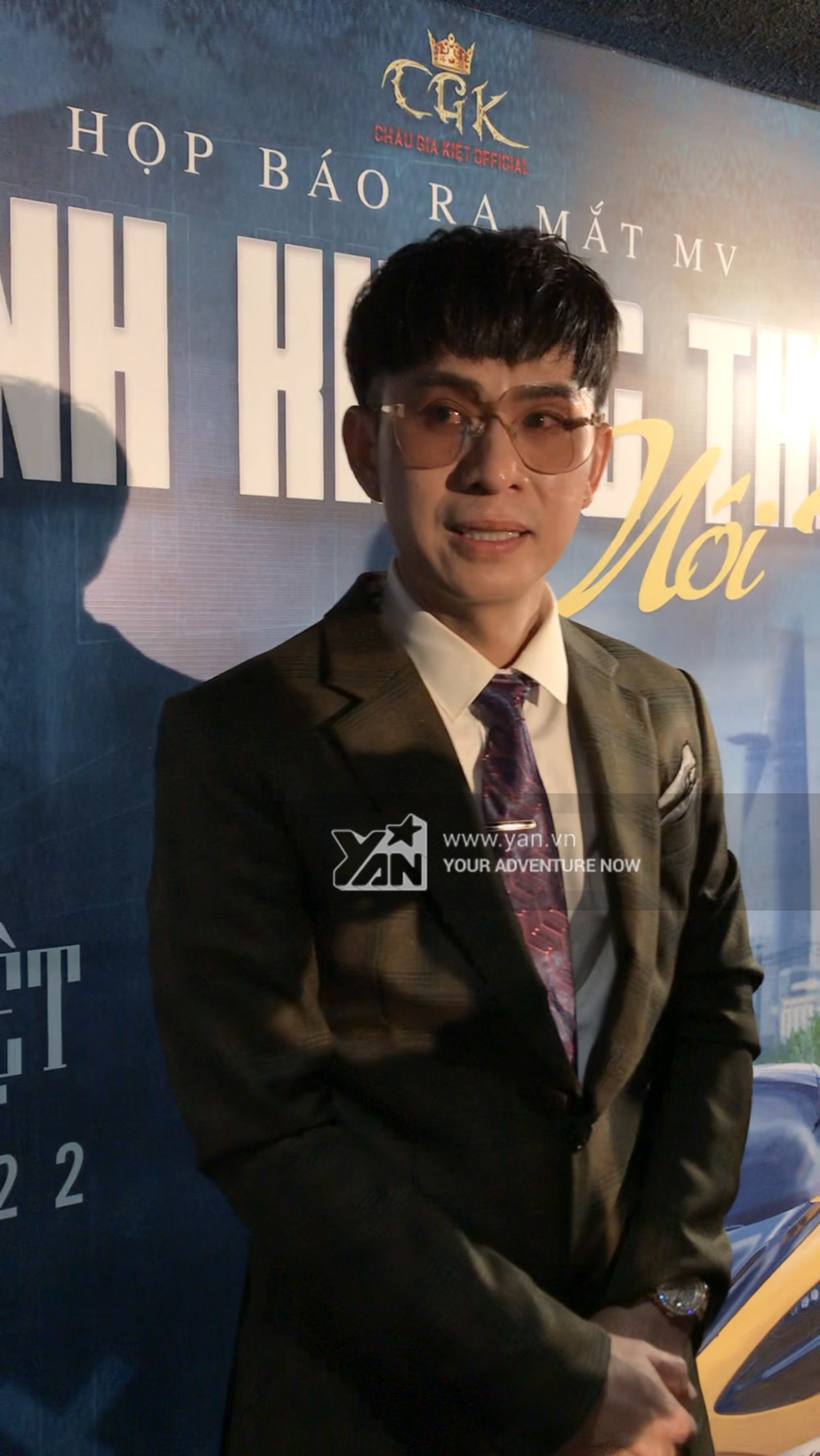  
Đôi mắt đỏ hoe của nam ca sĩ sau khi tâm sự về người phụ nữ của mình. (Ảnh: Team YAN) - Tin sao Viet - Tin tuc sao Viet - Scandal sao Viet - Tin tuc cua Sao - Tin cua Sao