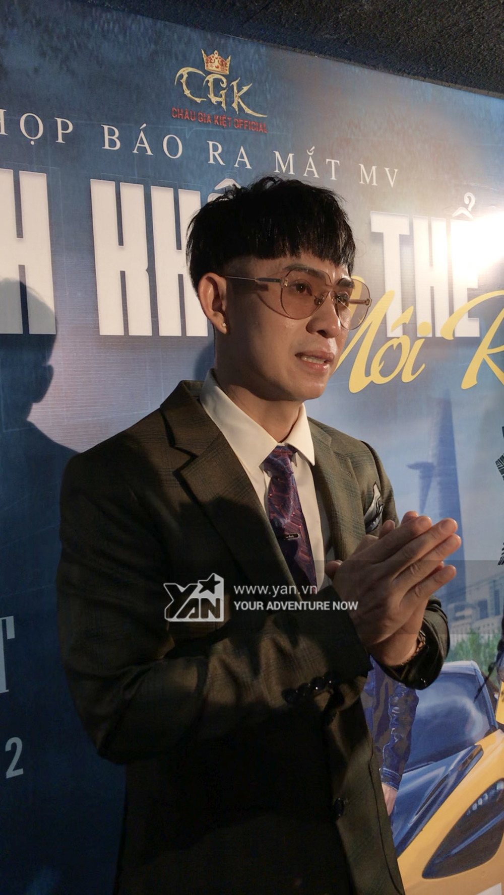  
Nam ca sĩ rưng rưng nước mắt khi chia sẻ về người bạn đời tuyệt vời. (Ảnh: Team YAN) - Tin sao Viet - Tin tuc sao Viet - Scandal sao Viet - Tin tuc cua Sao - Tin cua Sao