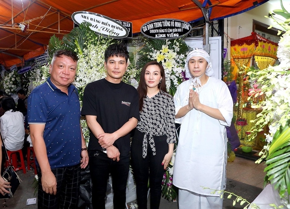 
Nam ca sĩ hoãn cưới vì phải chịu tang của ba và ông nội. (Ảnh: FB Lâm Hùng) - Tin sao Viet - Tin tuc sao Viet - Scandal sao Viet - Tin tuc cua Sao - Tin cua Sao