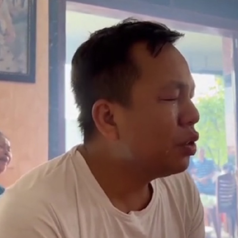  Cậu ruột của 3 bé cũng không kìm được những giọt nước mắt. (Ảnh: TikTok K.S.M.T)