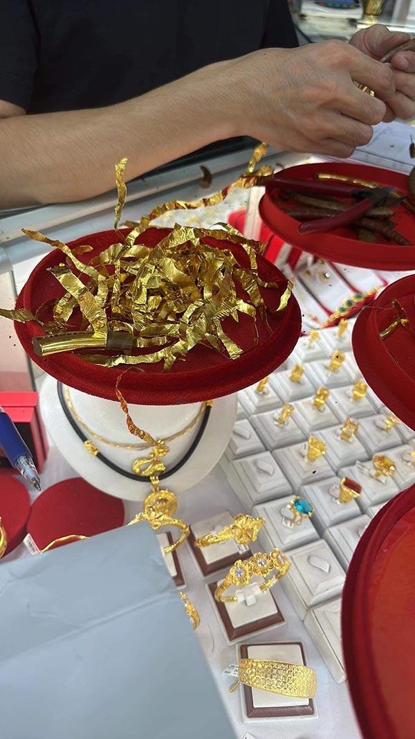  
Các kiềng vàng bị được nhân viên tiệm vàng bóc tách ra. (Ảnh: FB K.H.A)