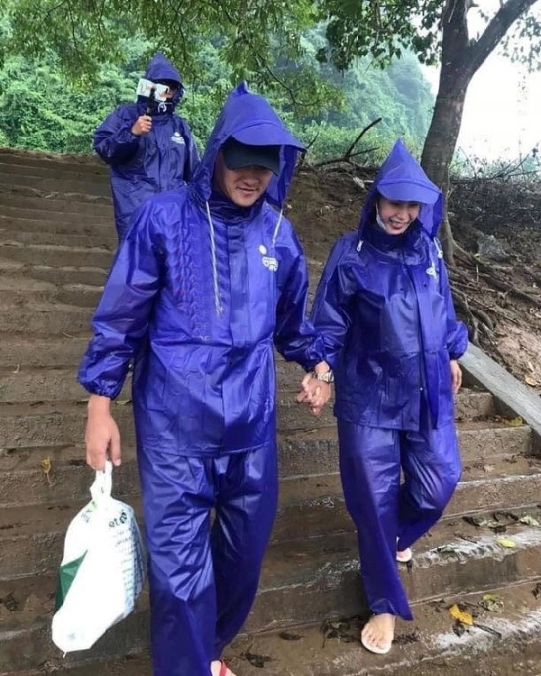  
Cái nắm tay suốt 12 năm không đổi của cặp đôi khiến nhiều người ngưỡng mộ. (Ảnh: FB Thủy Tiên) - Tin sao Viet - Tin tuc sao Viet - Scandal sao Viet - Tin tuc cua Sao - Tin cua Sao