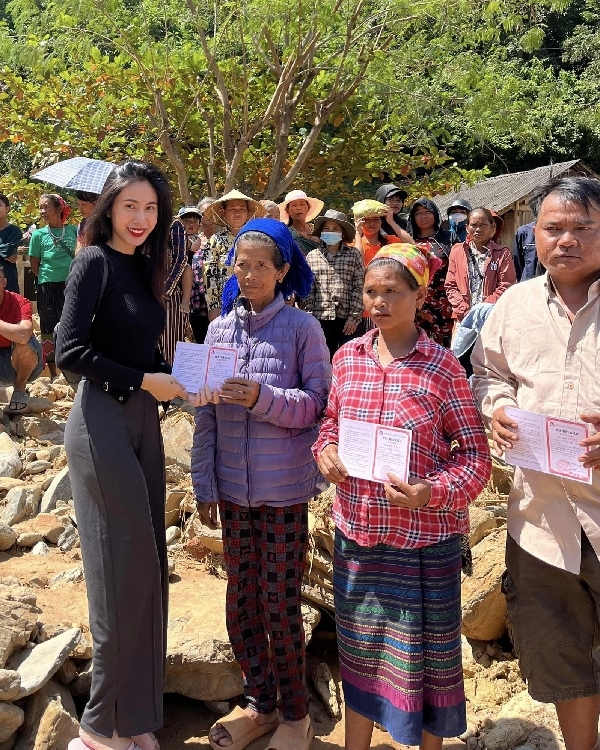  
Cô đã trao 360 triệu đồng cho 6 căn nhà cho bà con. (Ảnh: FB Thủy Tiên) - Tin sao Viet - Tin tuc sao Viet - Scandal sao Viet - Tin tuc cua Sao - Tin cua Sao