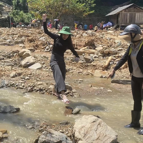  
Nữ ca sĩ khó khăn vượt qua dòng suối. (Ảnh: FB Le Cong Vinh) - Tin sao Viet - Tin tuc sao Viet - Scandal sao Viet - Tin tuc cua Sao - Tin cua Sao