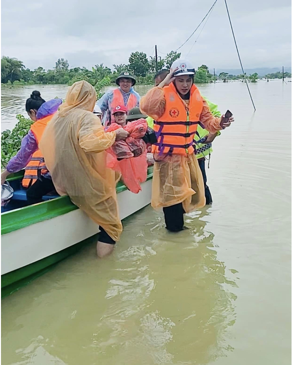  
Trước đó, cô đã bắt đầu chuyến từ thiện của mình nhưng nữ ca sĩ không đứng ra kêu gọi. (Ảnh: FB Thủy Tiên) - Tin sao Viet - Tin tuc sao Viet - Scandal sao Viet - Tin tuc cua Sao - Tin cua Sao