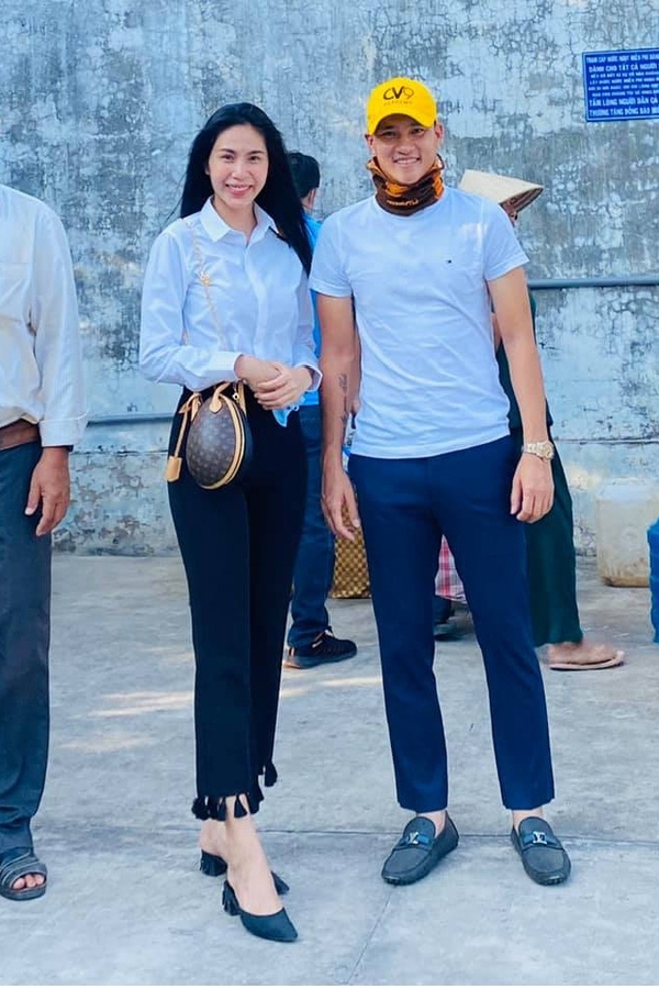  
Thủy Tiên và Công Vinh thường xuyên xuất hiện cùng nhau trong những chuyến từ thiện. (Ảnh: FB Thủy Tiên) - Tin sao Viet - Tin tuc sao Viet - Scandal sao Viet - Tin tuc cua Sao - Tin cua Sao
