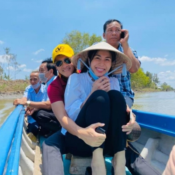  
Công Vinh luôn là người bên cạnh, đồng hành cùng bà xã trong mọi chuyến đi. (Ảnh: FB Thủy Tiên) - Tin sao Viet - Tin tuc sao Viet - Scandal sao Viet - Tin tuc cua Sao - Tin cua Sao