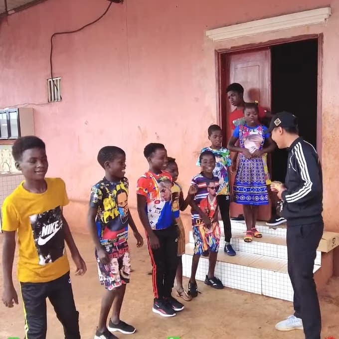  
Các em nhỏ hào hứng khoe những món đồ mới mua được. (Ảnh: Chụp màn hình YouTube Quang Linh Vlogs)