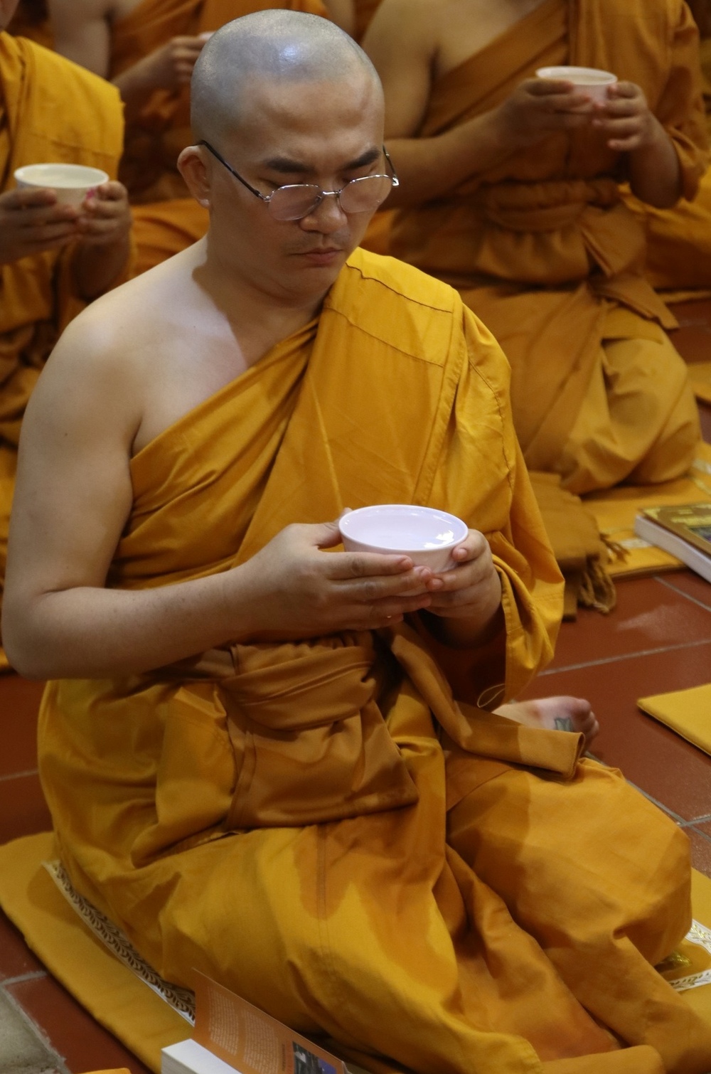  
Đại Nghĩa gây bất ngờ khi xuống tóc. (Ảnh: Facebook Chùa Huyền Không)