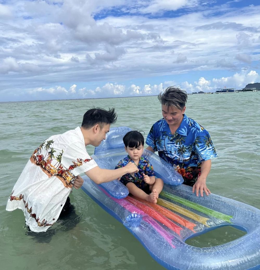  
Đàm Vĩnh Hưng và Dương Triệu Vũ cùng đưa nhóc tì đi chơi. (Ảnh: FB Dương Triệu Vũ) - Tin sao Viet - Tin tuc sao Viet - Scandal sao Viet - Tin tuc cua Sao - Tin cua Sao