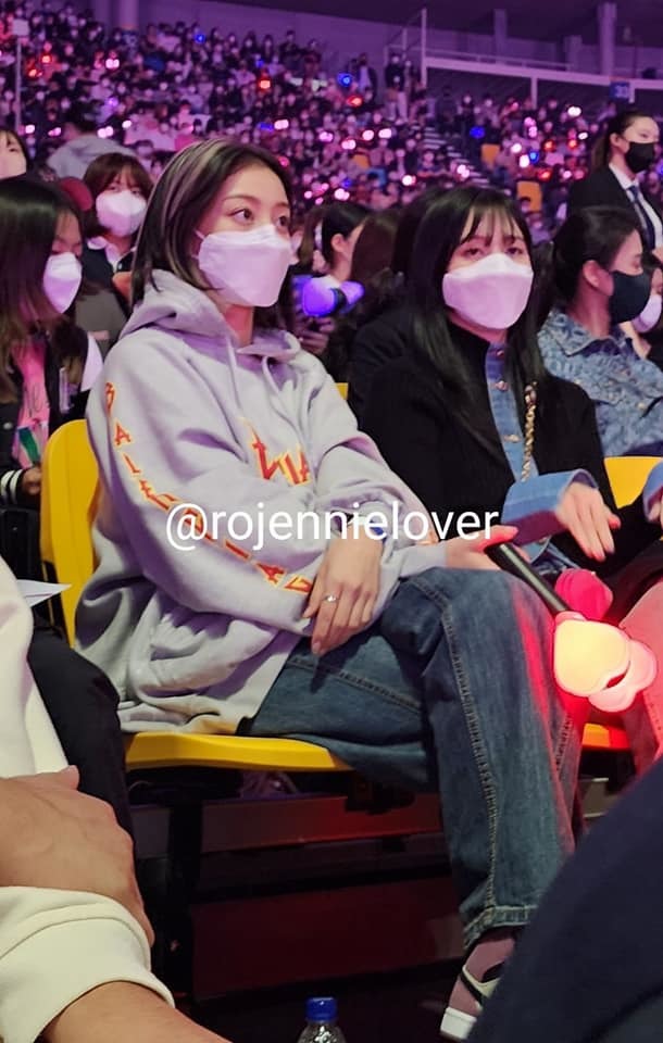  
Mina và Jihyo ổn định chỗ ngồi từ sớm để chờ BLACKPINK trình diễn. (Ảnh: Twitter @bnenep1)