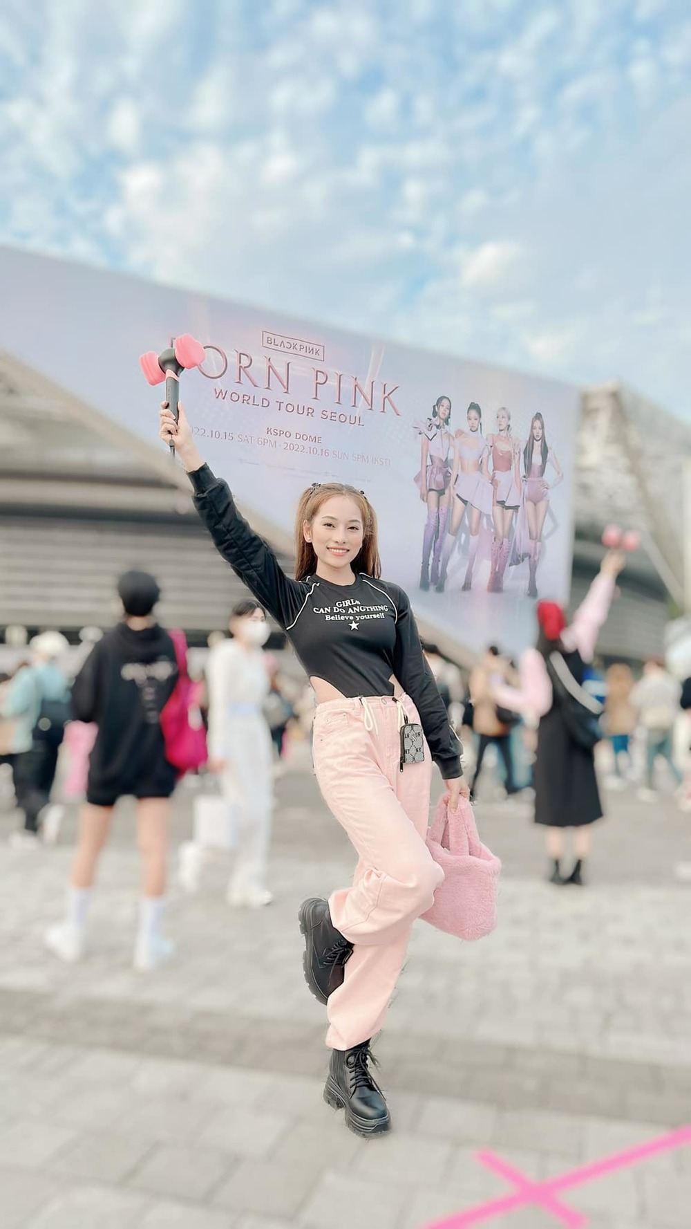  
Nhìn outfit là biết cô nàng là fangirl chính hiệu của BLACKPINK. (Ảnh: Facebook Lưu Ngọc Duyên)