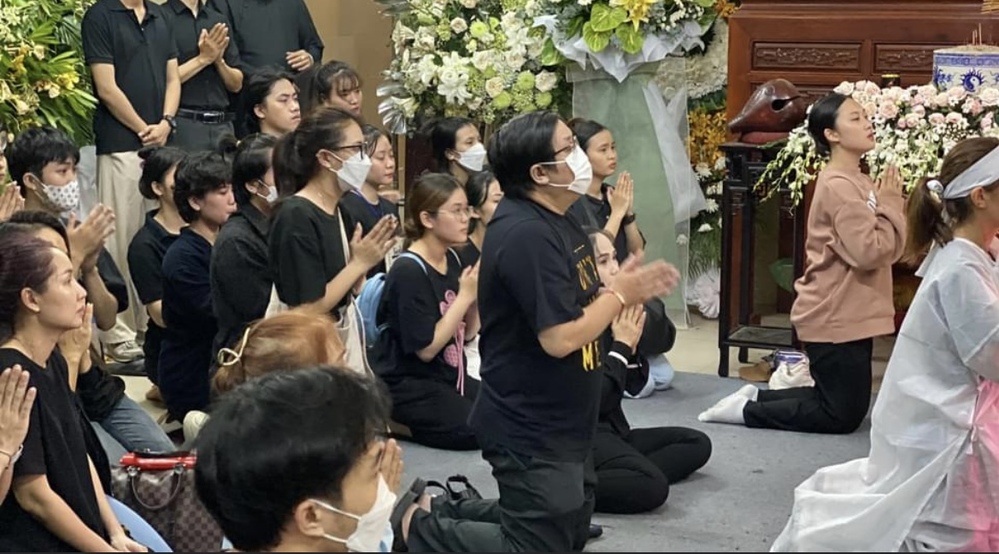  
Nam MC Gia Bảo có mặt từ sáng sớm để nhìn thầy lần cuối. (Ảnh: Bí mật Vbiz) - Tin sao Viet - Tin tuc sao Viet - Scandal sao Viet - Tin tuc cua Sao - Tin cua Sao