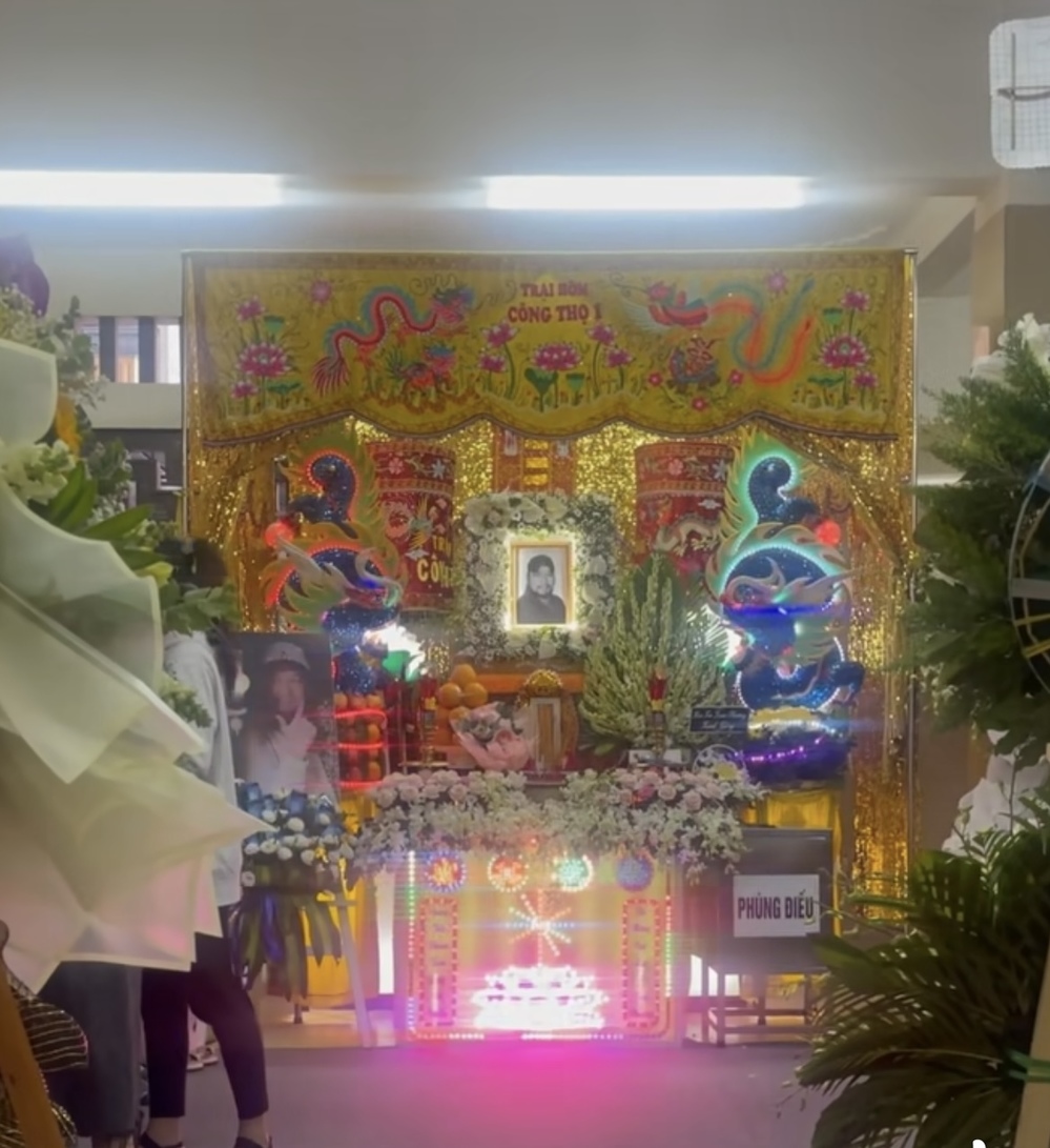  
Khung cảnh đượm buồn vì sự ra đi của thầy. (Ảnh: Bí mật Vbiz) - Tin sao Viet - Tin tuc sao Viet - Scandal sao Viet - Tin tuc cua Sao - Tin cua Sao