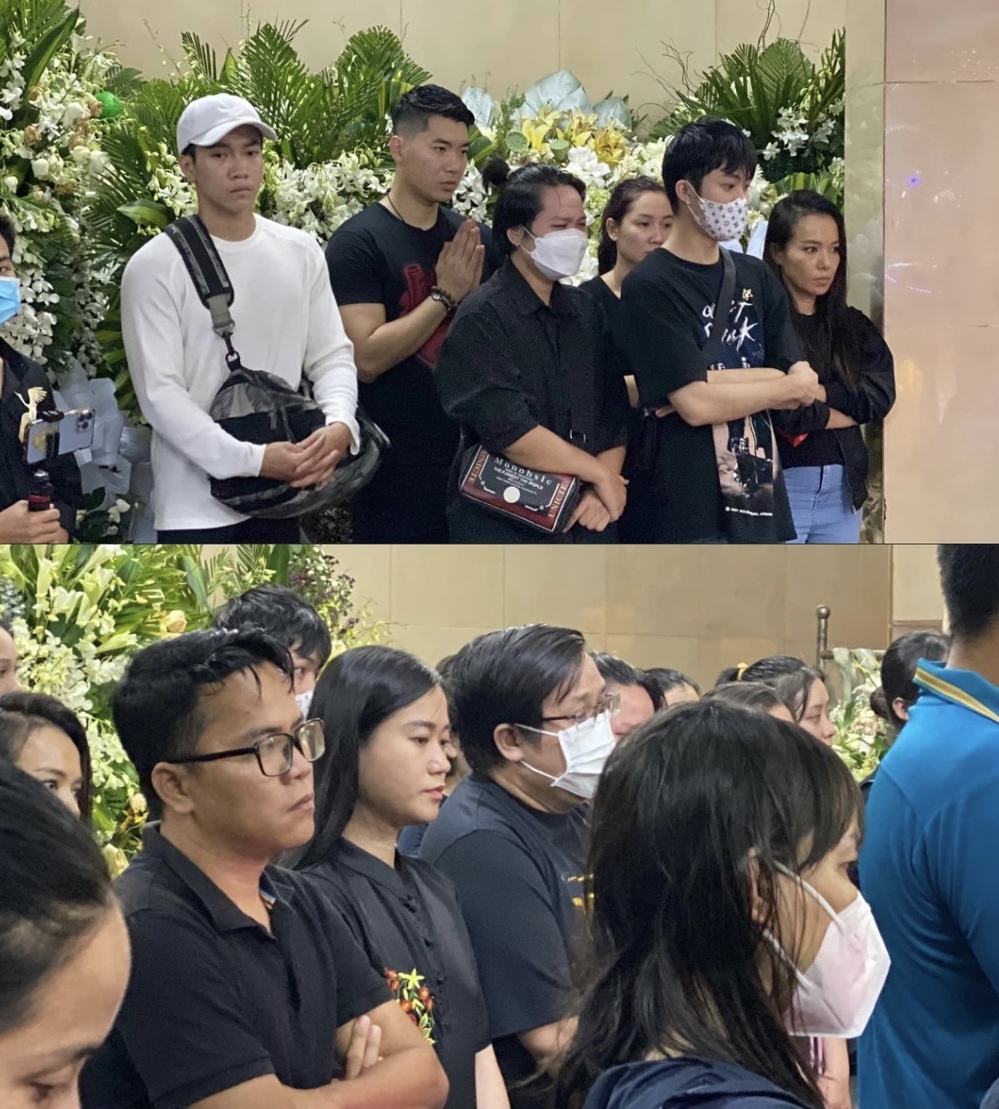  
Người đẹp cố nén cảm xúc đau buồn khi nhìn về thầy. (Ảnh: Bí mật Vbiz) - Tin sao Viet - Tin tuc sao Viet - Scandal sao Viet - Tin tuc cua Sao - Tin cua Sao