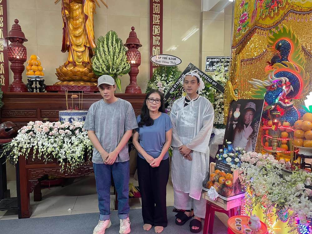  
Nghệ sĩ Kim Xuân cùng diễn viên trẻ đến viếng thầy Nam Anh. (Ảnh: FB Phạm Huỳnh Hữu Tài) - Tin sao Viet - Tin tuc sao Viet - Scandal sao Viet - Tin tuc cua Sao - Tin cua Sao