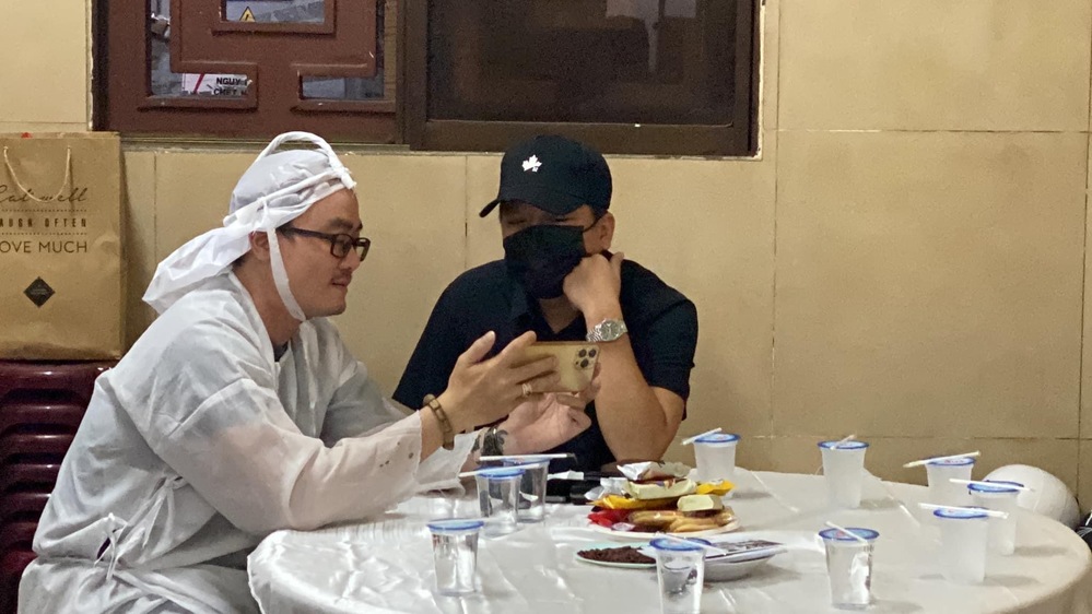  
Nam MC ngồi trò chuyện cùng người nhà của thầy. (Ảnh: Bí mật Vbiz) - Tin sao Viet - Tin tuc sao Viet - Scandal sao Viet - Tin tuc cua Sao - Tin cua Sao