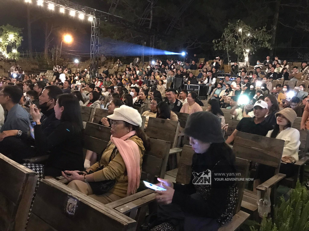  
Rất đông người hâm mộ đến xem Hoài Lâm biểu diễn. (Ảnh: Team YAN)