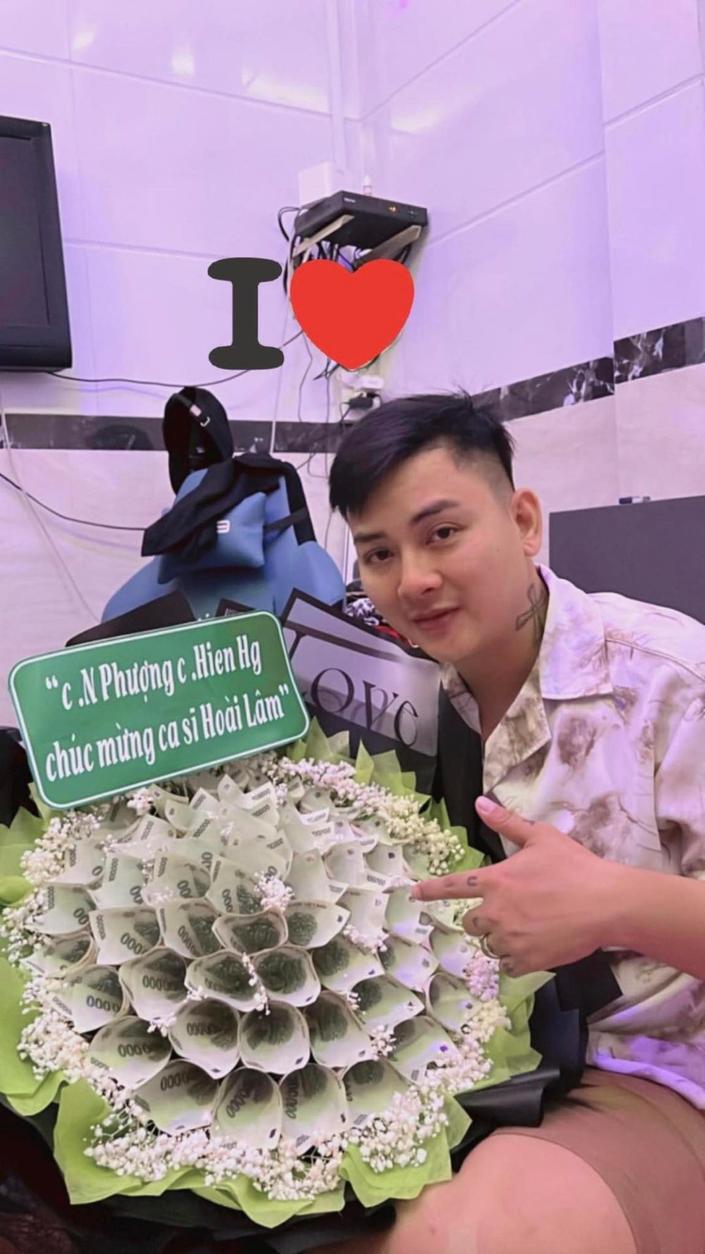  
Một người hâm mộ gửi bó hoa tiền đến cho Hoài Lâm. (Ảnh: FB L.A)