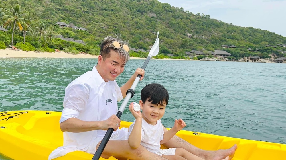  
Nhóc tỳ vui tươi và ngây thơ bên bố ruột. (Ảnh: FB Dam Vinh Hung) - Tin sao Viet - Tin tuc sao Viet - Scandal sao Viet - Tin tuc cua Sao - Tin cua Sao