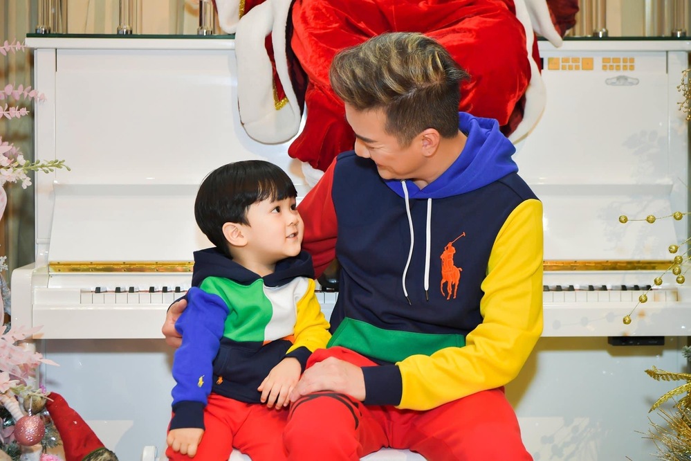  
Hai bố con diện đồ đôi trông cực kỳ ấm áp và tình cảm. (Ảnh: FB Duong Trieu Vu) - Tin sao Viet - Tin tuc sao Viet - Scandal sao Viet - Tin tuc cua Sao - Tin cua Sao