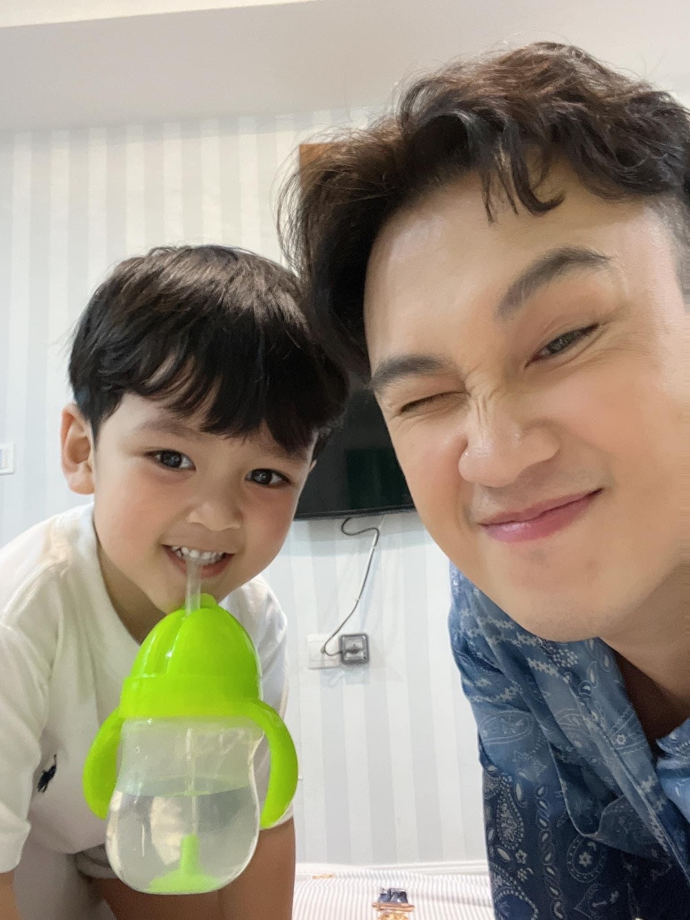  
Dương Triệu Vũ vui chơi cùng con trai đàn anh. (Ảnh: FB Duong Trieu Vu) - Tin sao Viet - Tin tuc sao Viet - Scandal sao Viet - Tin tuc cua Sao - Tin cua Sao