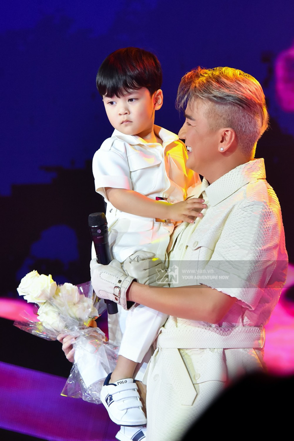  
Nam ca sĩ xem con trai là báu vật. (Ảnh: Team YAN) - Tin sao Viet - Tin tuc sao Viet - Scandal sao Viet - Tin tuc cua Sao - Tin cua Sao