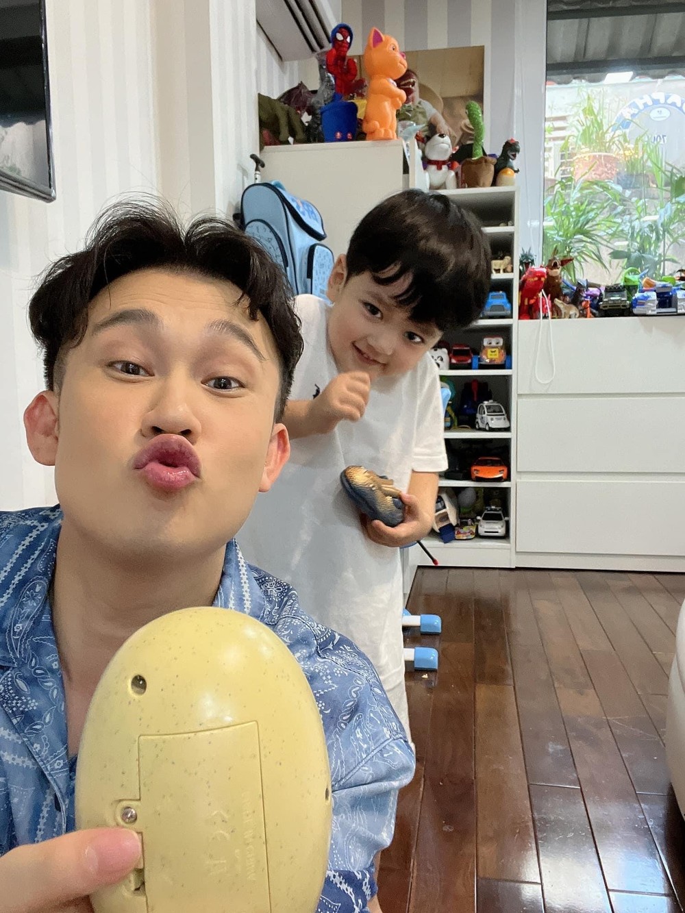  
Có thể thấy, con trai Đàm Vĩnh Hưng được cưng chiều sắm sửa rất nhiều đồ chơi. (Ảnh: FB Duong Trieu Vu) - Tin sao Viet - Tin tuc sao Viet - Scandal sao Viet - Tin tuc cua Sao - Tin cua Sao