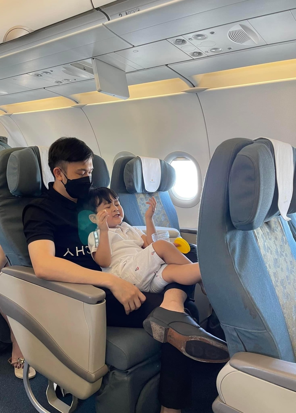  
Nhóc tỳ nằm vui vẻ trong lòng Duong Trieu Vu. (Ảnh: FB Duong Trieu Vu) - Tin sao Viet - Tin tuc sao Viet - Scandal sao Viet - Tin tuc cua Sao - Tin cua Sao