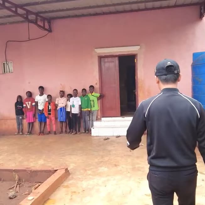  
Các con nuôi của Quang Linh đứng xếp hàng chờ gặp anh. (Ảnh: Chụp màn hình YouTube Quang Linh Vlogs)